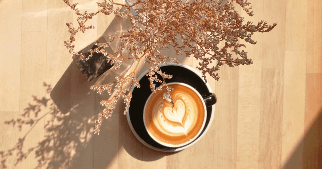 コーヒーを飲みながら次回のウエル活を計画するイメージ